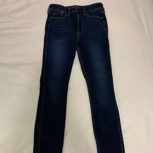 Hollister ultra-high rise, super skinny classic stretch jeans. Dark wash.
